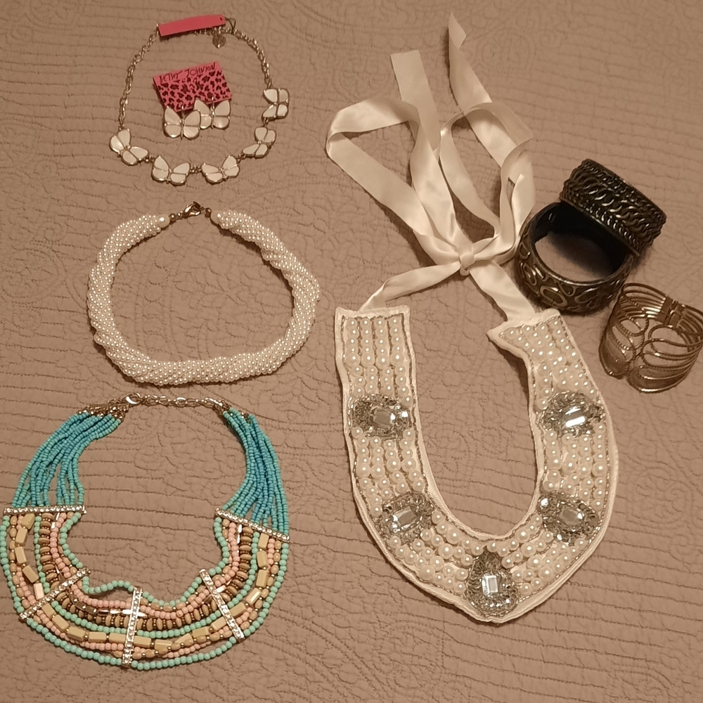 Set of 8 Pieces VINTAGE Costume Jewerly